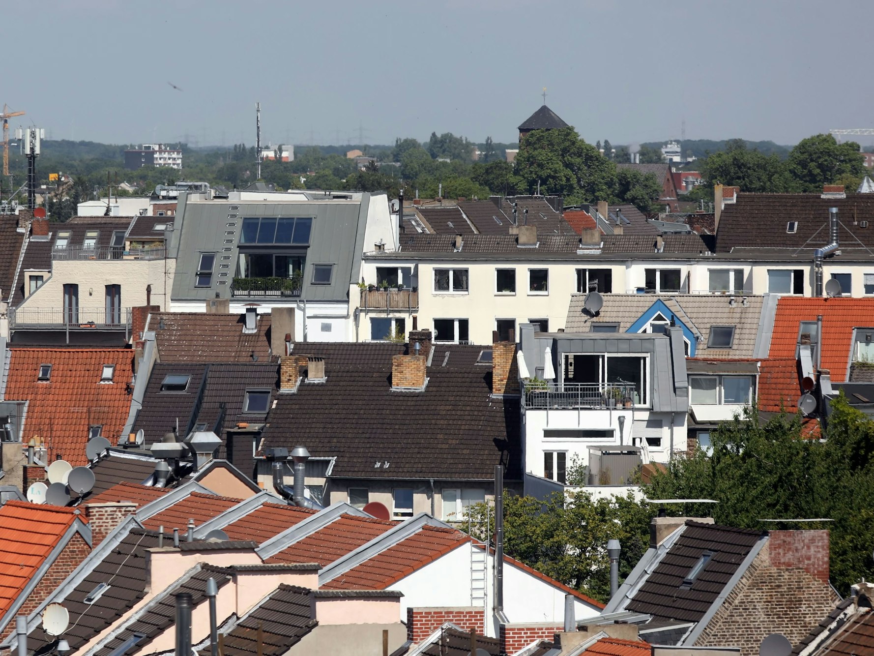 14.06.2022, Köln: Blick von oben auf das Agnesviertel mit der Agneskirche, dem Eigelstein und dem Ebertplatz. Foto: Arton Krasniqi