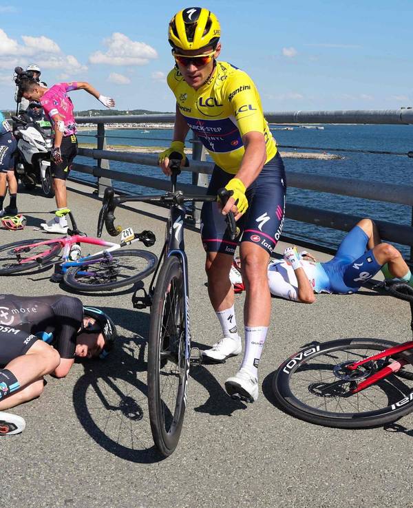 Yves Lampaert schwingt sich nach einem Sturz bei der Tour de France wieder aufs Rad. Weitere Fahrer liegen noch auf der Straße