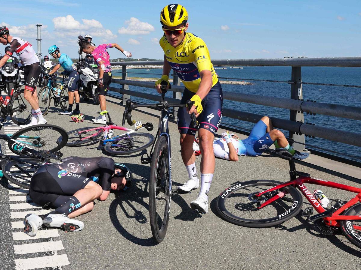 Yves Lampaert schwingt sich nach einem Sturz bei der Tour de France wieder aufs Rad. Weitere Fahrer liegen noch auf der Straße