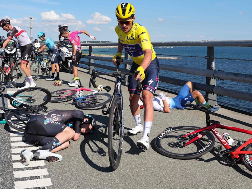 Yves Lampaert schwingt sich nach einem Sturz bei der Tour de France wieder aufs Rad. Weitere Fahrer liegen noch auf der Straße