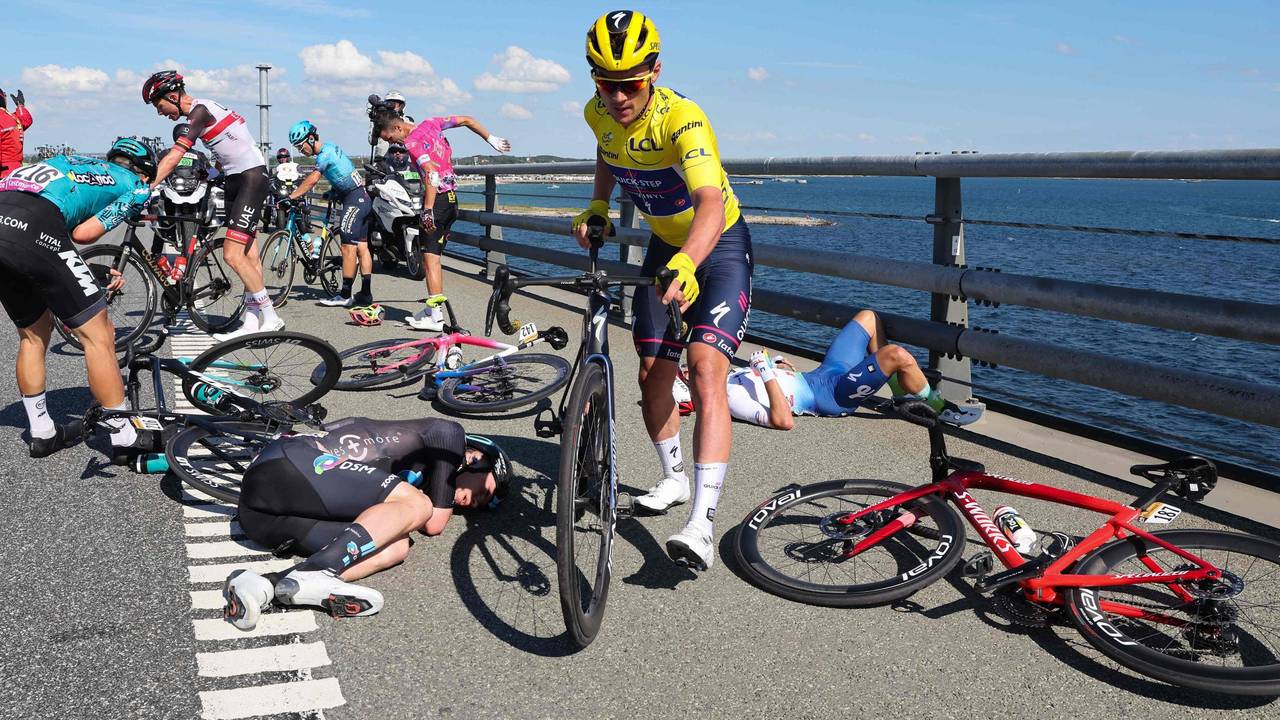 Yves Lampaert schwingt sich nach einem Sturz bei der Tour de France wieder aufs Rad. Weitere Fahrer liegen noch auf der Straße