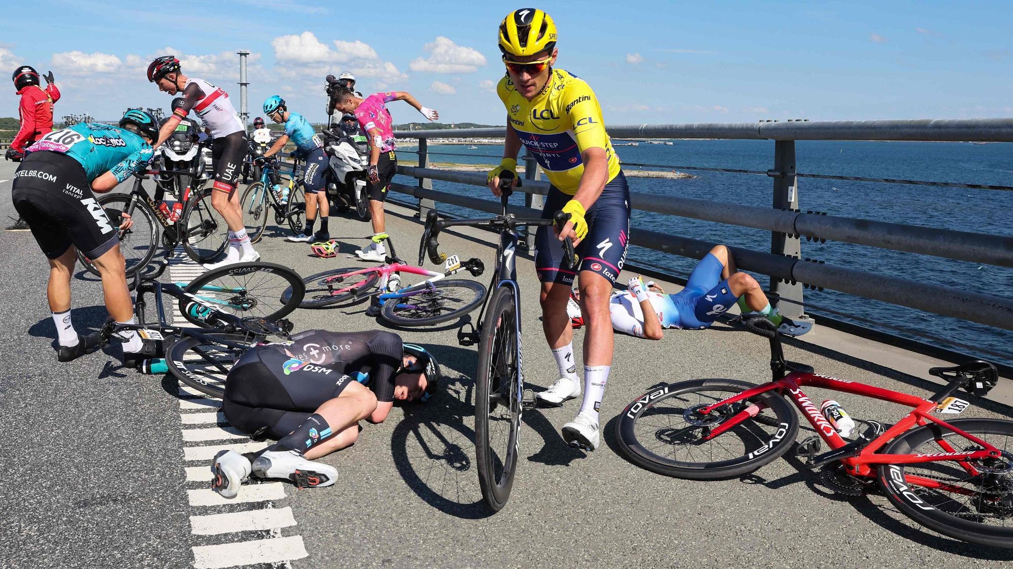 Yves Lampaert schwingt sich nach einem Sturz bei der Tour de France wieder aufs Rad. Weitere Fahrer liegen noch auf der Straße