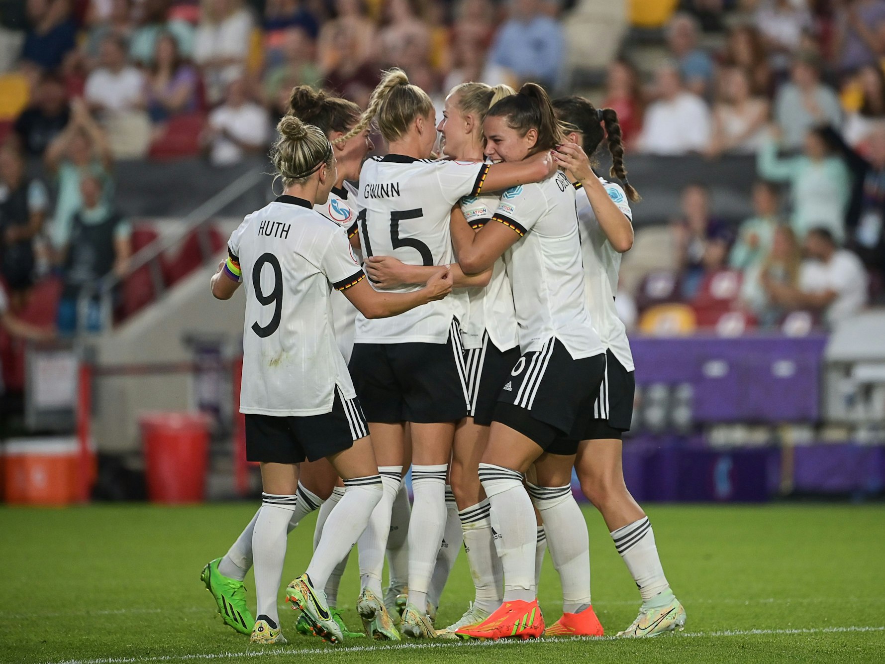 Lea Schüller (M.) wird nach ihrem Tor von ihren Mitspielerinnen umarmt.