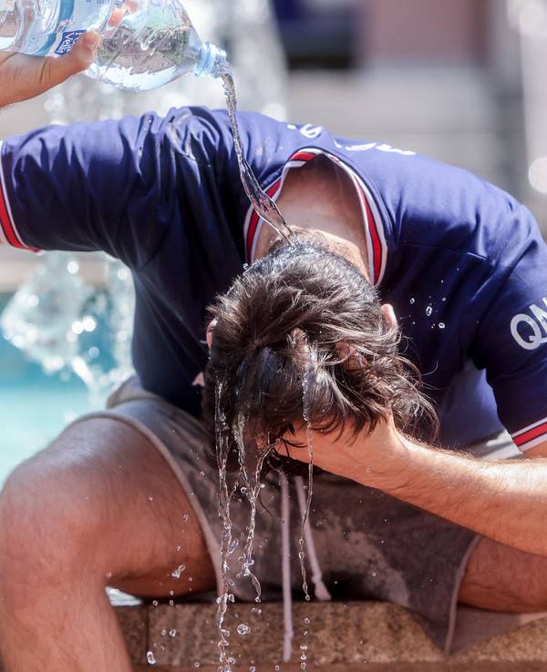 Die Hitzewelle sorgt in Spanien für unerträgliche Temperaturen. Doch in Deutschland wird es wohl doch nicht so schlimm. Unser Foto zeigt einen Mann, der sich mit einer Wasserflasche Abkühlung verschafft.