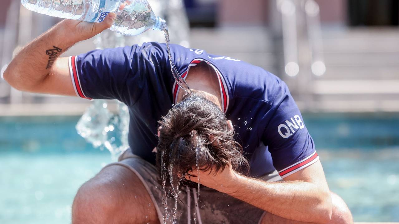 Die Hitzewelle sorgt in Spanien für unerträgliche Temperaturen. Doch in Deutschland wird es wohl doch nicht so schlimm. Unser Foto zeigt einen Mann, der sich mit einer Wasserflasche Abkühlung verschafft.