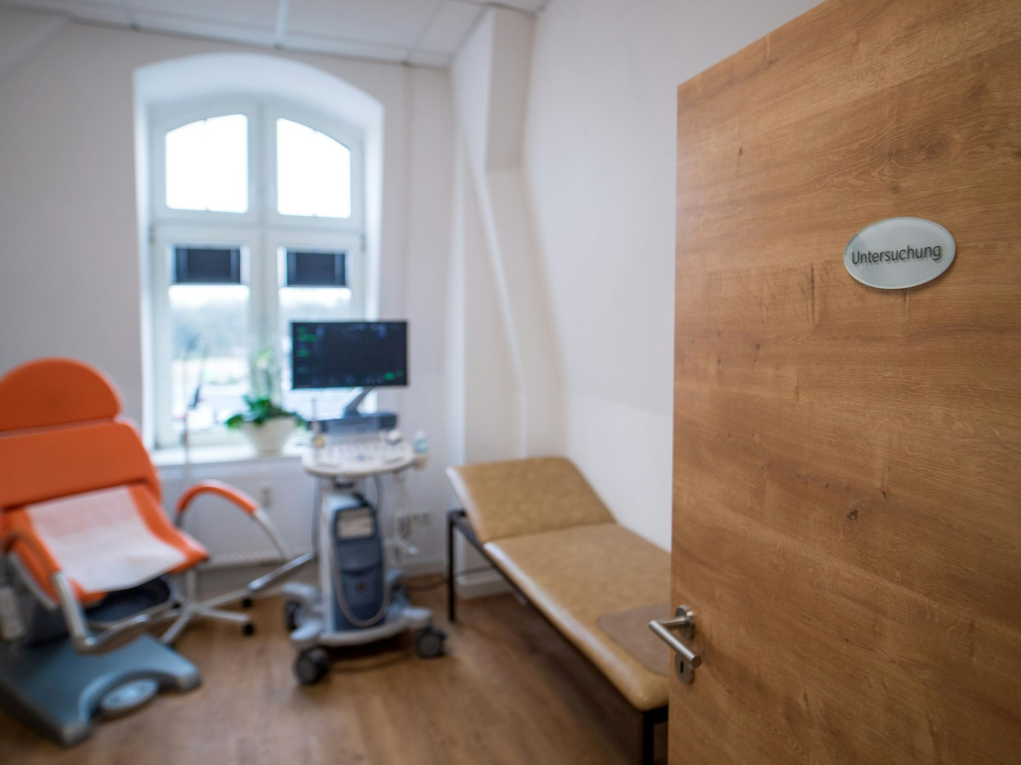 Ein zehnjähriges Mädchen wurde nach einer Vergewaltigung schwanger. Eine Ärztin nahm eine Abtreibung vor. Jetzt ermittelt der Generalstaatsanwalt. Das Symbolbild von 2021 zeigt den Blick in ein Untersuchungszimmer der Gynäkologie und steht nicht im direkten Zusammenhang mit dem Fall in den USA.