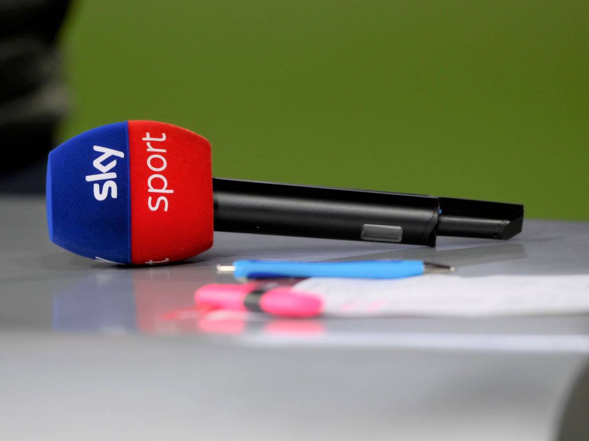 Das Symbolfoto zeigt ein Sky-Mikrofon am Rande des Bundesligaspiels zwischen Bayern München und Union Berlin auf einem Tisch