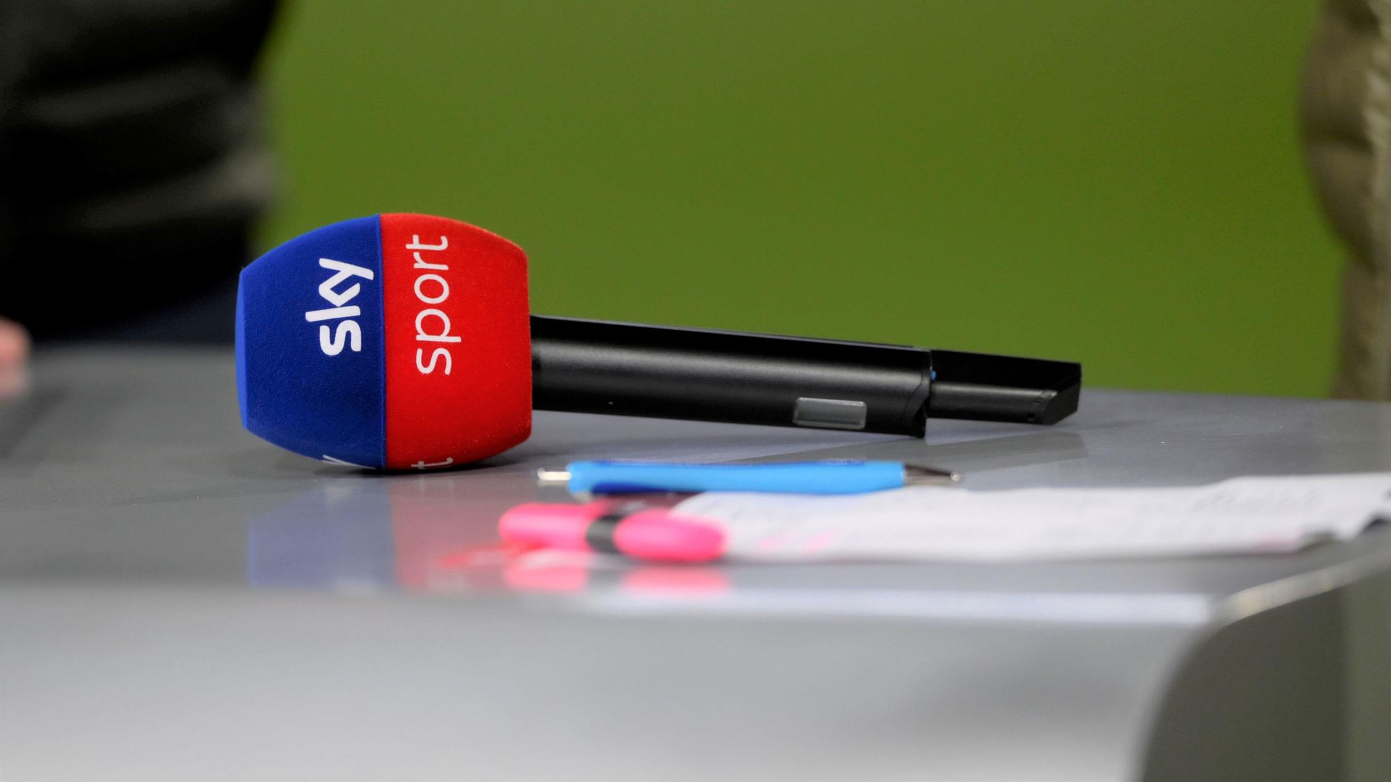 Das Symbolfoto zeigt ein Sky-Mikrofon am Rande des Bundesligaspiels zwischen Bayern München und Union Berlin auf einem Tisch