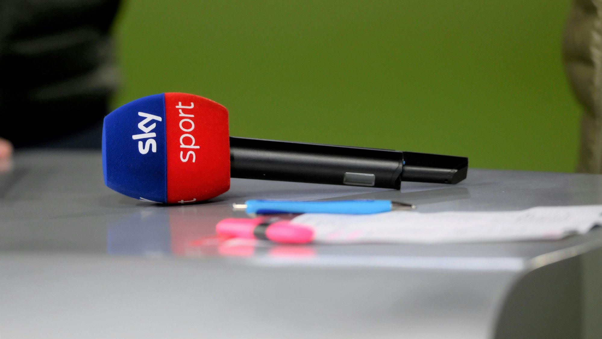 Das Symbolfoto zeigt ein Sky-Mikrofon am Rande des Bundesligaspiels zwischen Bayern München und Union Berlin auf einem Tisch