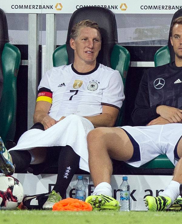 Deutschlands Bastian Schweinsteiger sitzt neben Manuel Neuer und Toni Kroos auf der Bank.