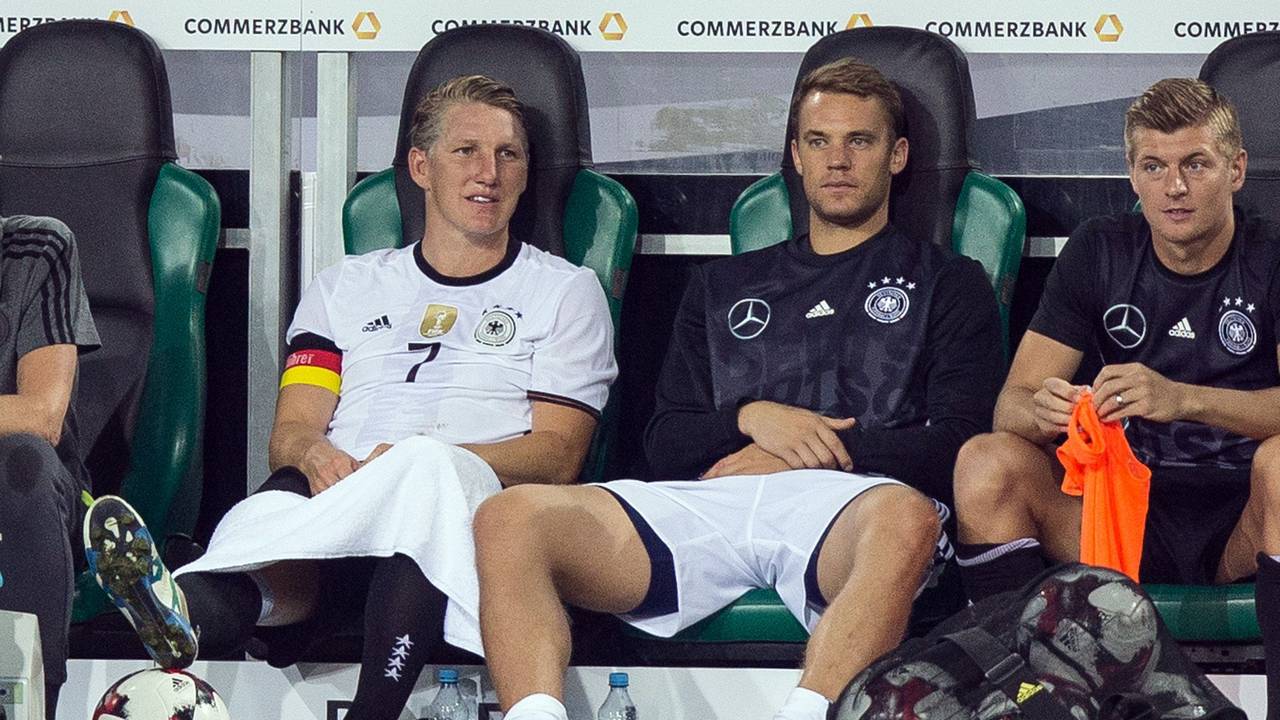 Deutschlands Bastian Schweinsteiger sitzt neben Manuel Neuer und Toni Kroos auf der Bank.