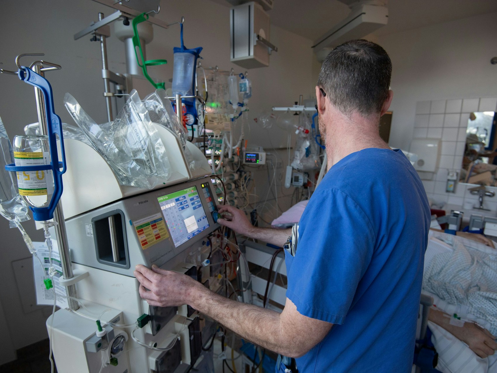 Mehrere Gerichte haben geurteilt, dass bei einem unheilbar kranken Jungen die Geräte abgestellt werden dürfen. Dieses Symbolbild zeigt einen Arzt auf einer Intensivstation.