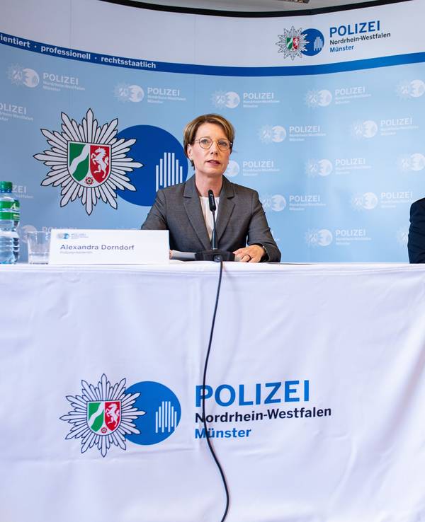 Die münsteraner Polizeipräsidentin Alexandra Dorndorf und Martin Fischer, Leiter der Direktion Gefahrenabwehr/Einsatz, geben eine Pressekonferenz.
