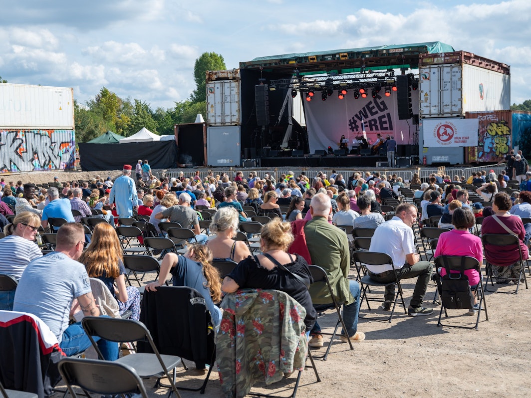 Das Publikum sitzt auf Stühlen zur Bühne gewandt in der Kölner Event-Location Südbrücke.