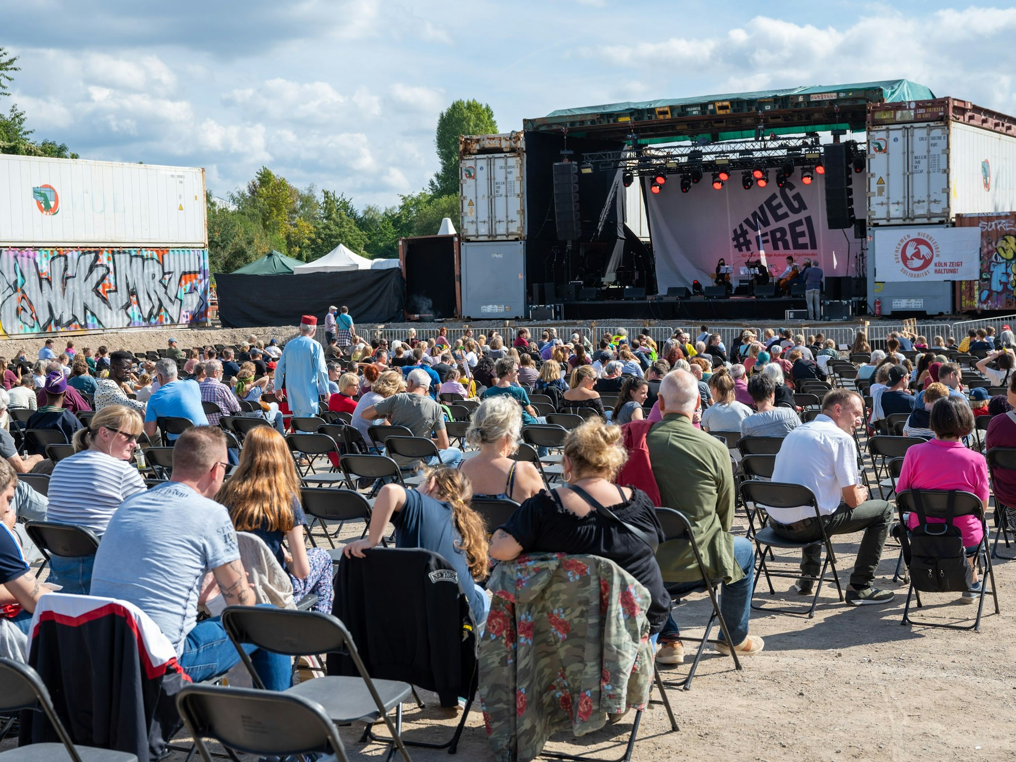 Das Publikum sitzt auf Stühlen zur Bühne gewandt in der Kölner Event-Location Südbrücke.