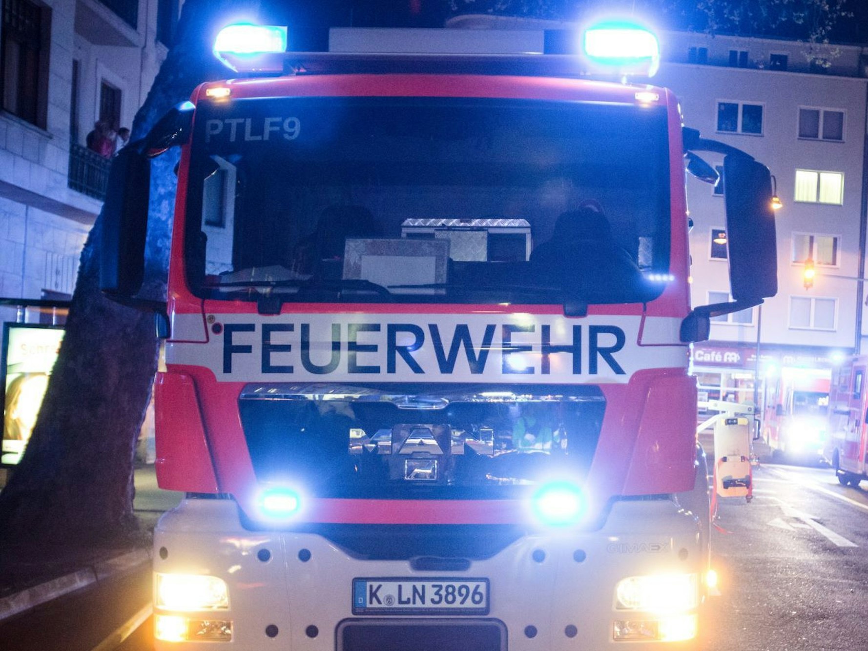Kölner Feuerwehr in Köln Mülheim im Einsatz.