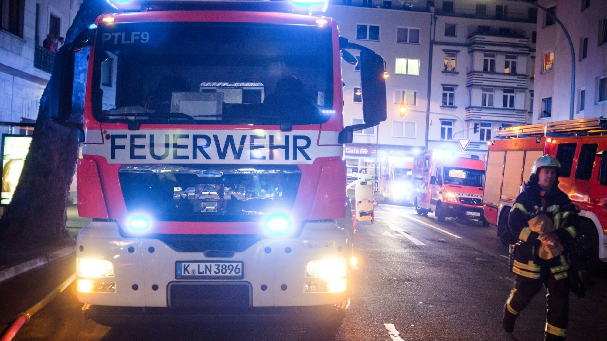 Mehrere Einsatzfahrzeuge der Feuerwehr stehen in einer Straße.