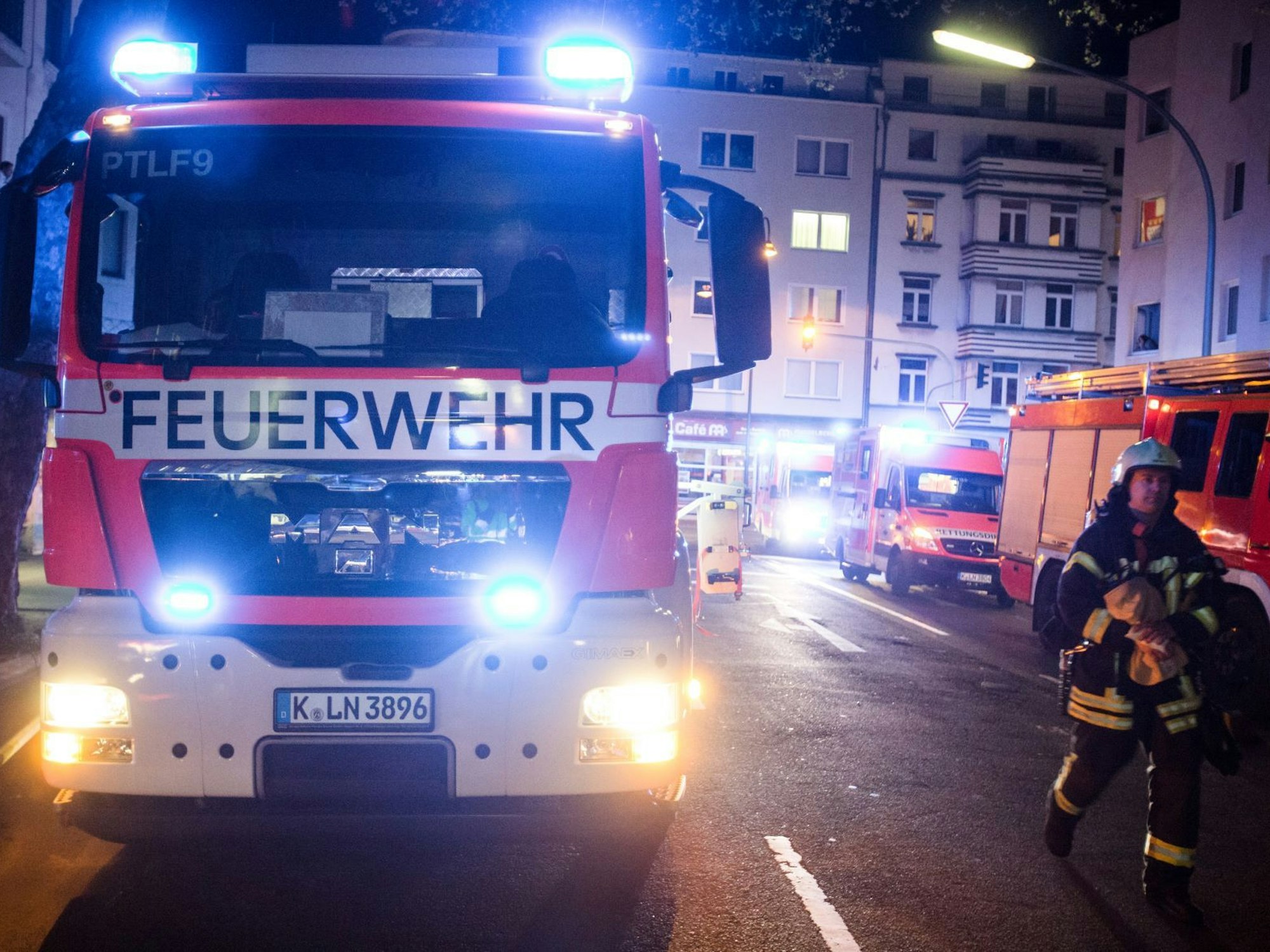 Kölner Feuerwehr in Köln Mülheim im Einsatz.