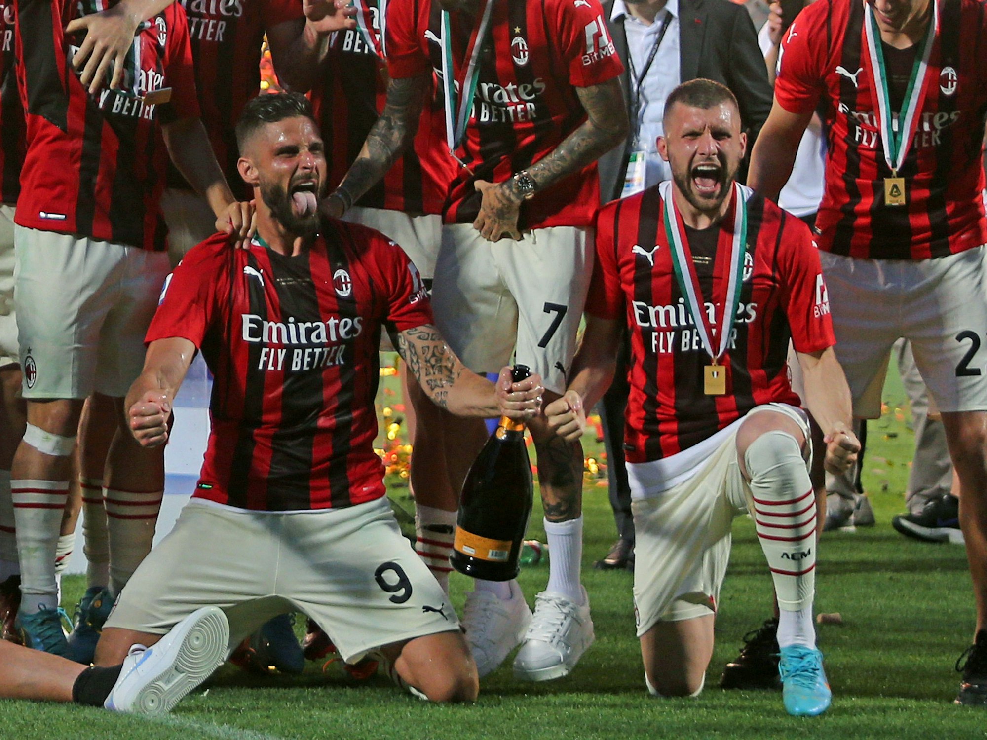 Olivier Giroud (l.) und Ante Rebic feierten mit dem AC Mailand den Gewinn der italienischen Meisterschaft am 22. Mai 2022