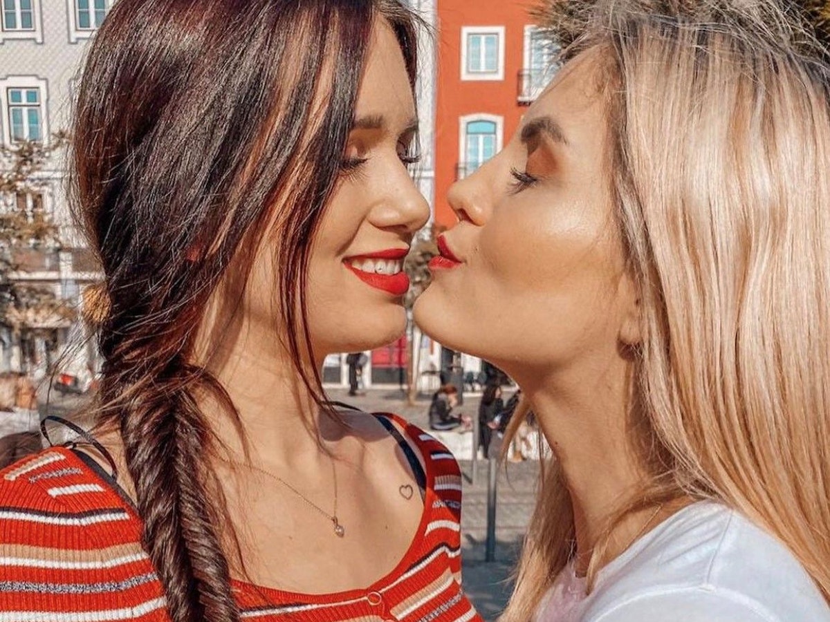 Das Influencerinnen-Paar „Coupleontour“ küsst sich.