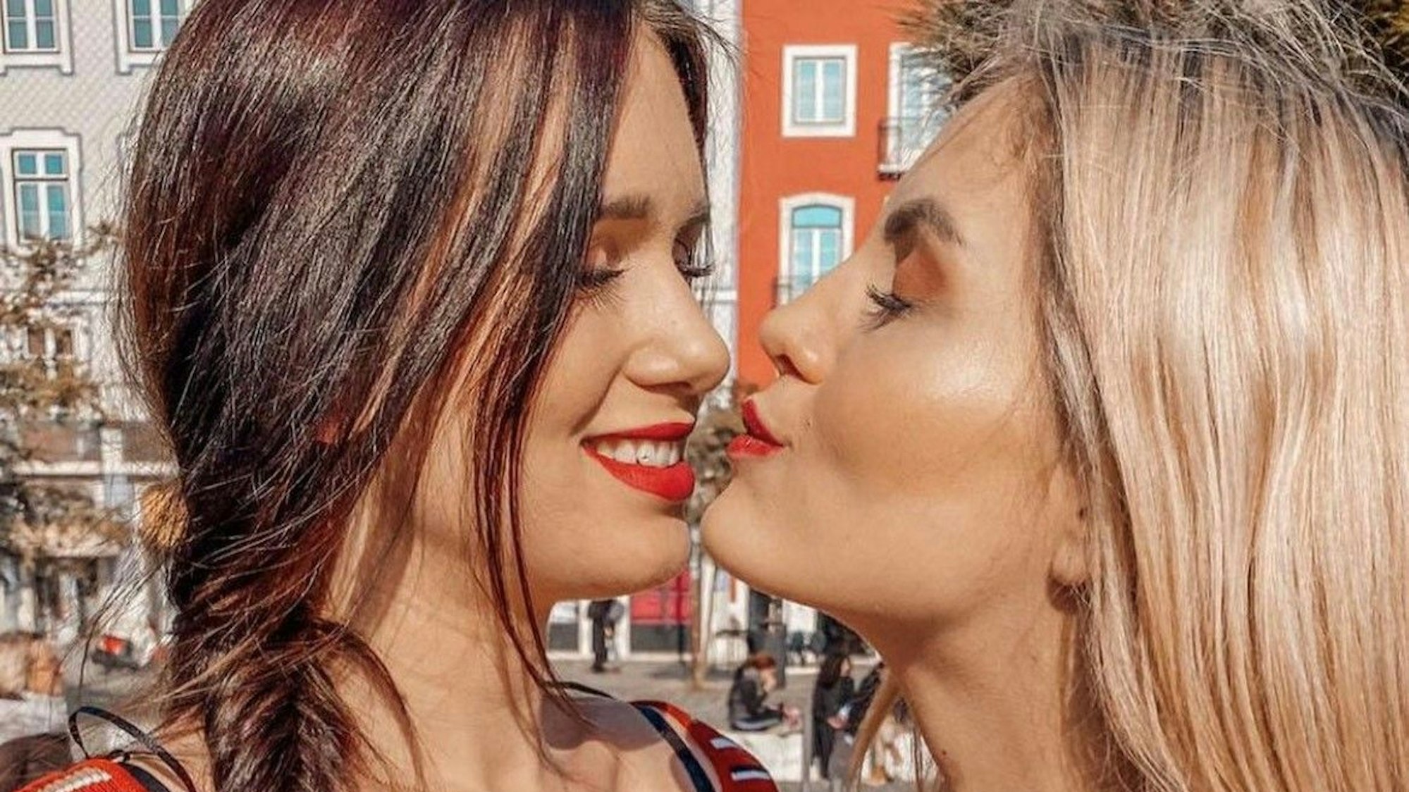 Das Influencerinnen-Paar „Coupleontour“ küsst sich.