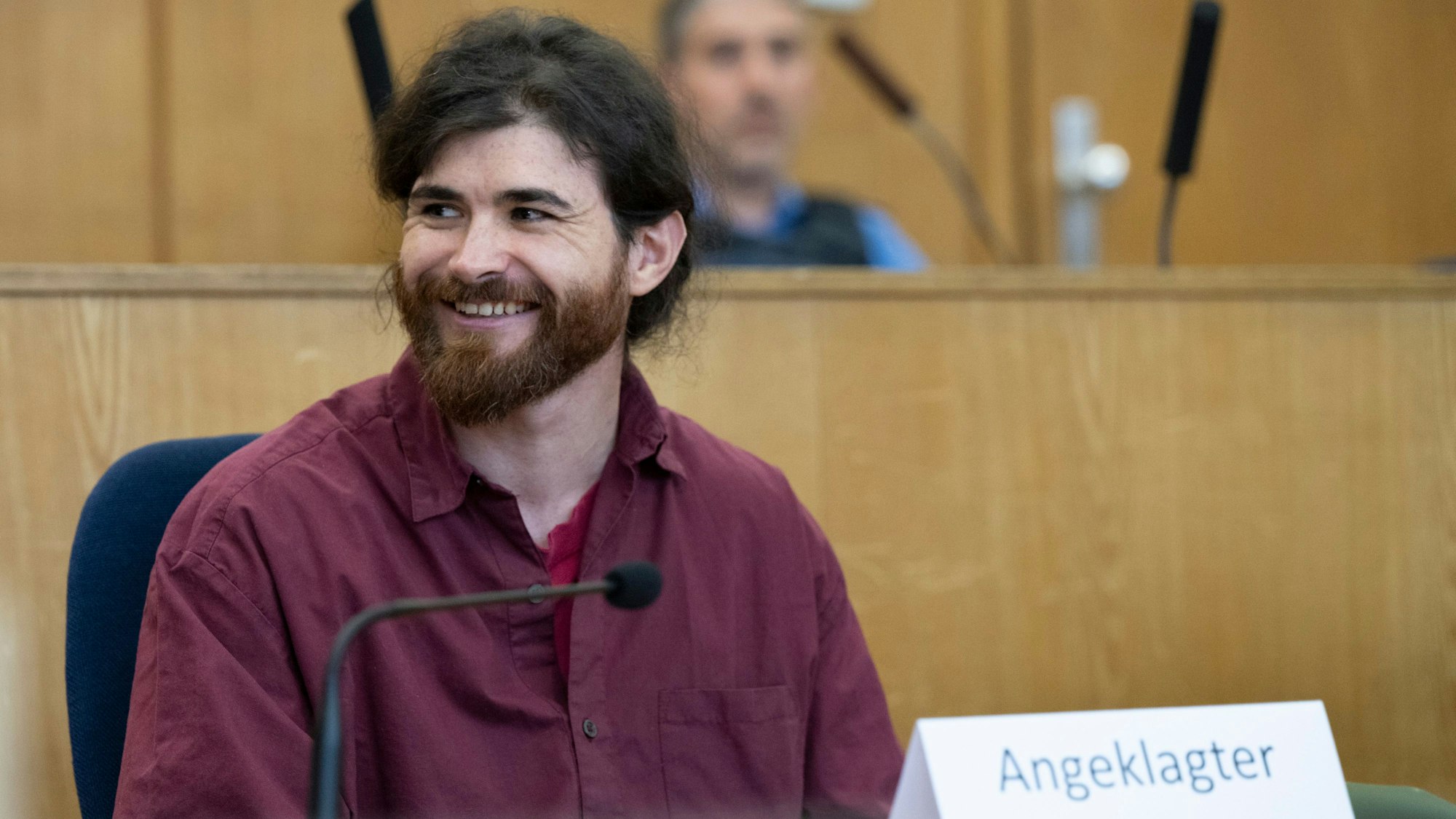 Der Angeklagte Franco A. sitzt auf der Anklagebank im Hochsicherheitssaal des Oberlandesgerichts Frankfurt.
