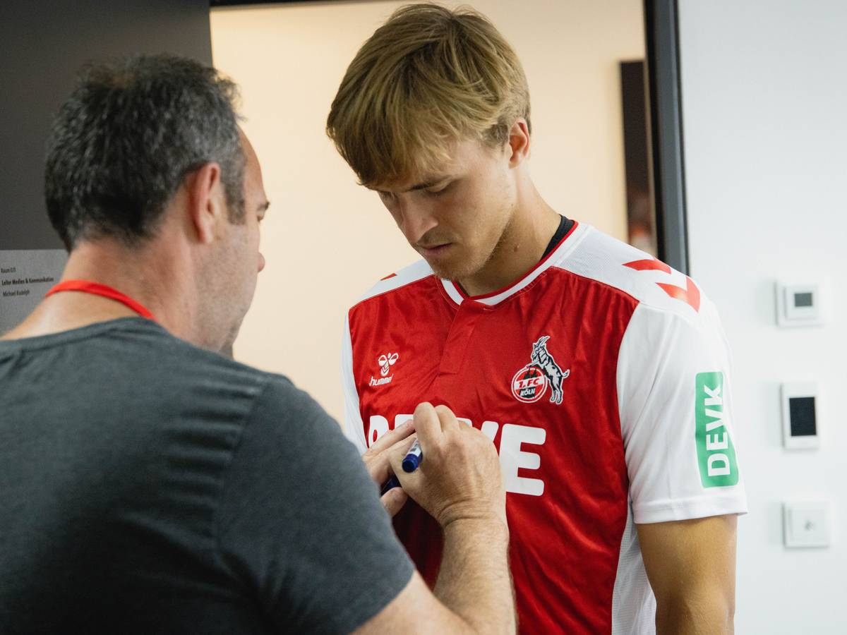 Timo Hübers trägt gegen den AC Mailand eine Bodycam, die durch einen Schlitz im Trikot filmt. Am Freitag (15. Juli 2022) fand die Anprobe statt.