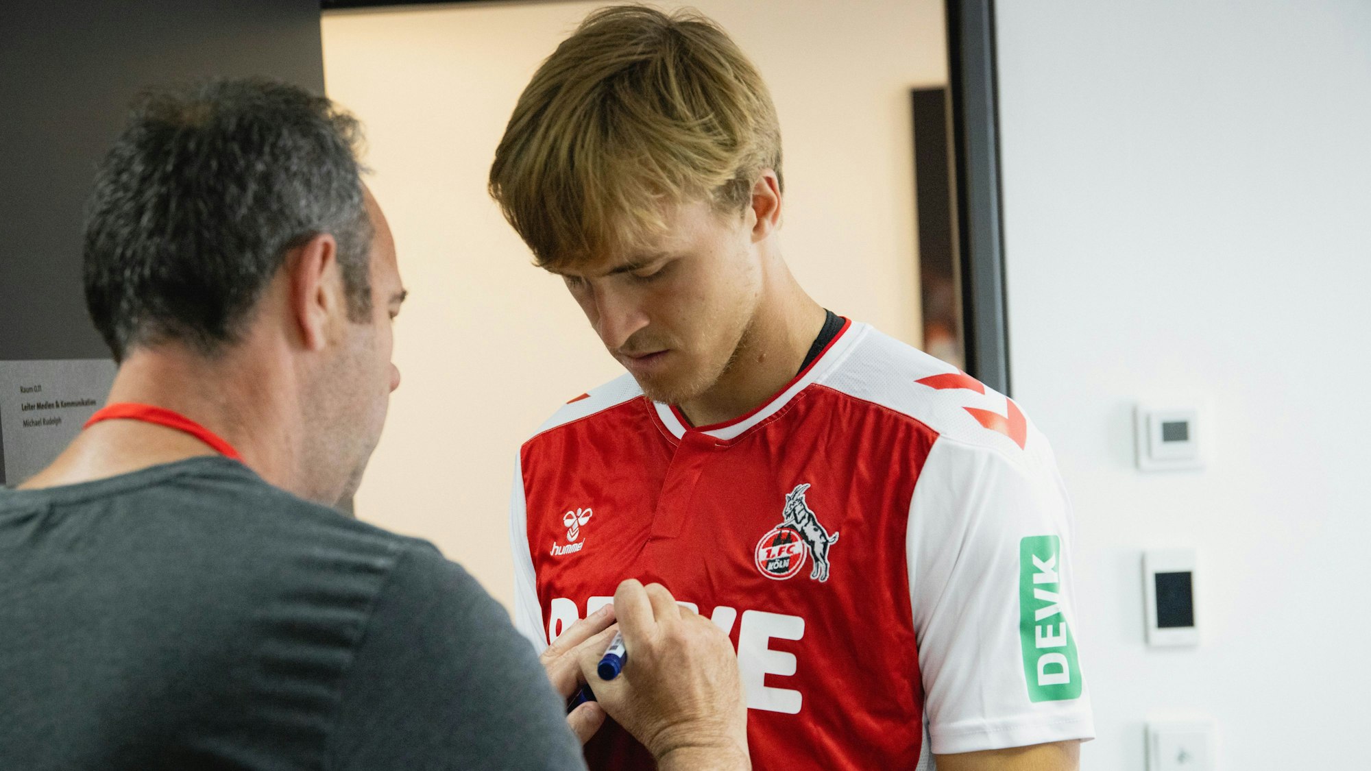 Timo Hübers trägt gegen den AC Mailand eine Bodycam, die durch einen Schlitz im Trikot filmt. Am Freitag (15. Juli 2022) fand die Anprobe statt.