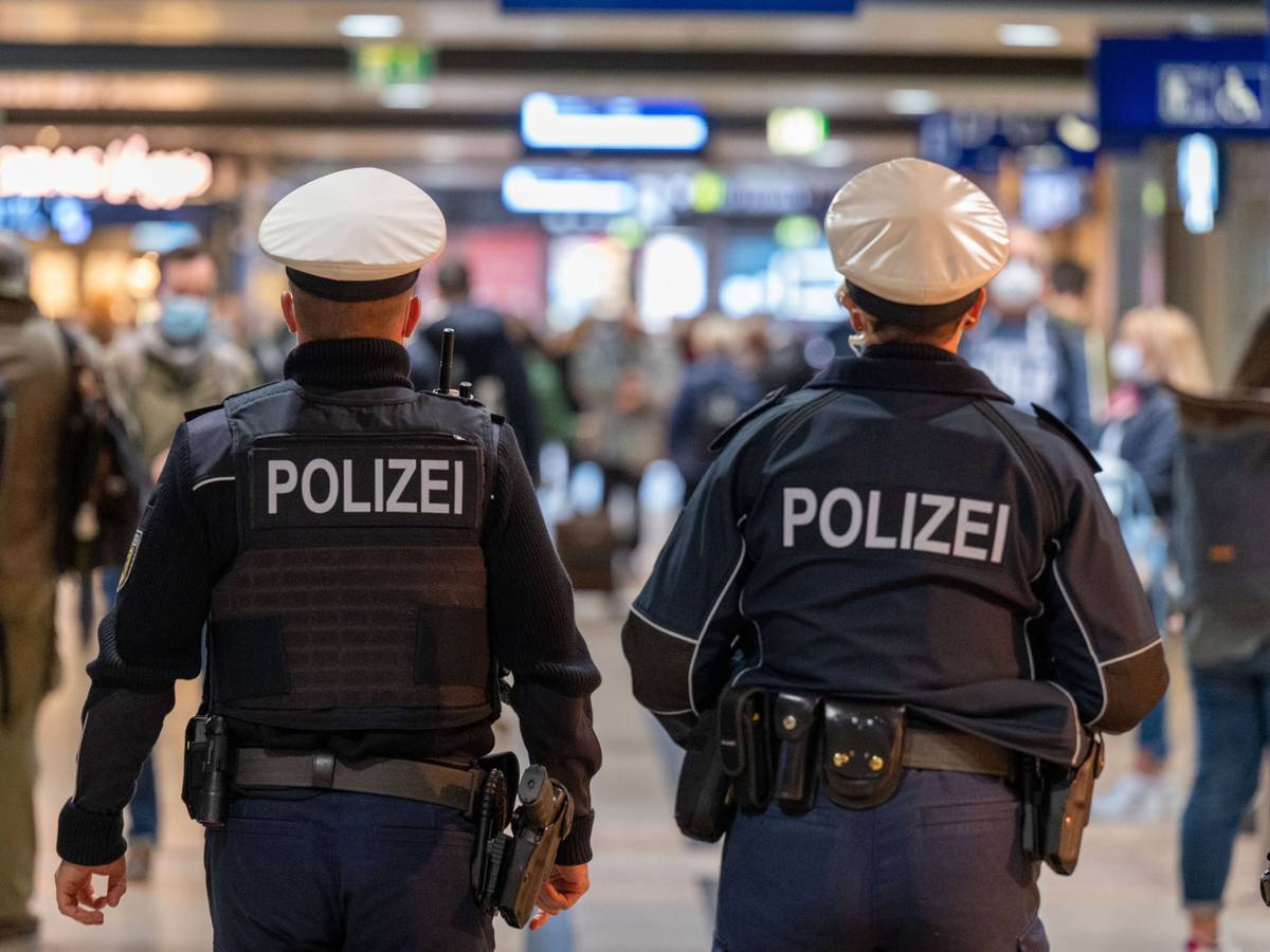 Polizeibeamte patrouillieren im Hauptbahnhof.