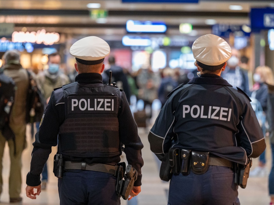 Polizeibeamte patrouillieren im Hauptbahnhof.