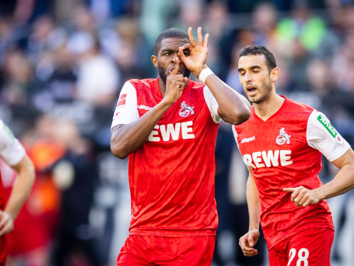 Anthony Modeste und Ellyes Skhiri (r.) bei Kölns Derby-Sieg in Gladbach am 16. April 2022