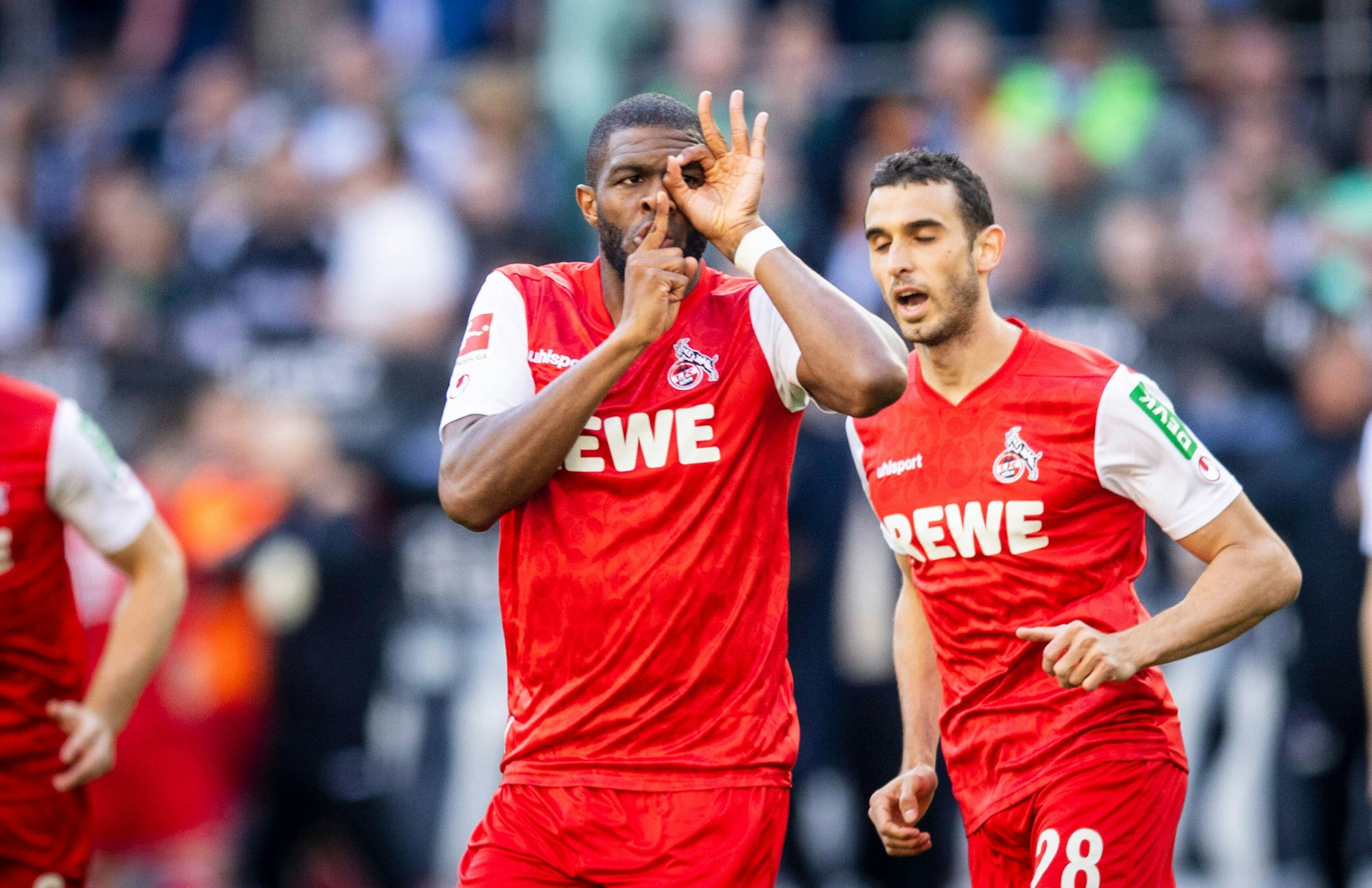 Anthony Modeste und Ellyes Skhiri (r.) bei Kölns Derby-Sieg in Gladbach am 16. April 2022