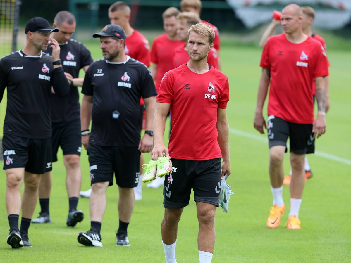 Sebastian Andersson (vorne) beim Training des 1. FC Köln am 30. Juni 2022