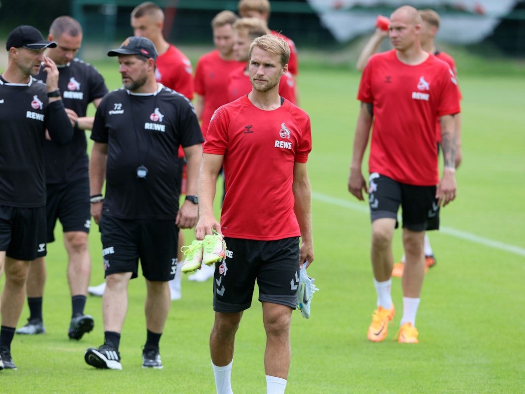 Sebastian Andersson (vorne) beim Training des 1. FC Köln am 30. Juni 2022