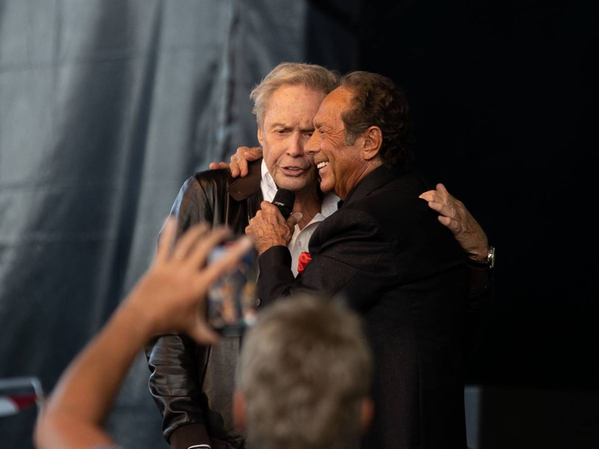 Paul Anka und Peter Kraus zusammen auf der Bühne im Tanzbrunnen Köln.