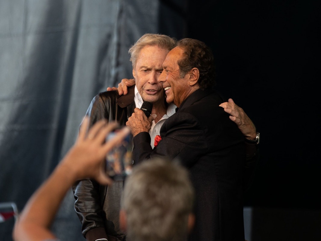 Paul Anka und Peter Kraus zusammen auf der Bühne im Tanzbrunnen Köln.