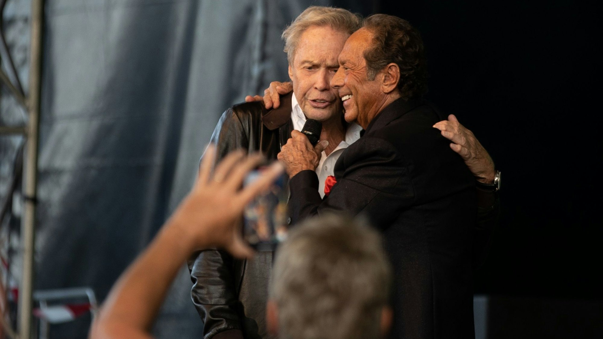 Paul Anka und Peter Kraus zusammen auf der Bühne im Tanzbrunnen Köln.