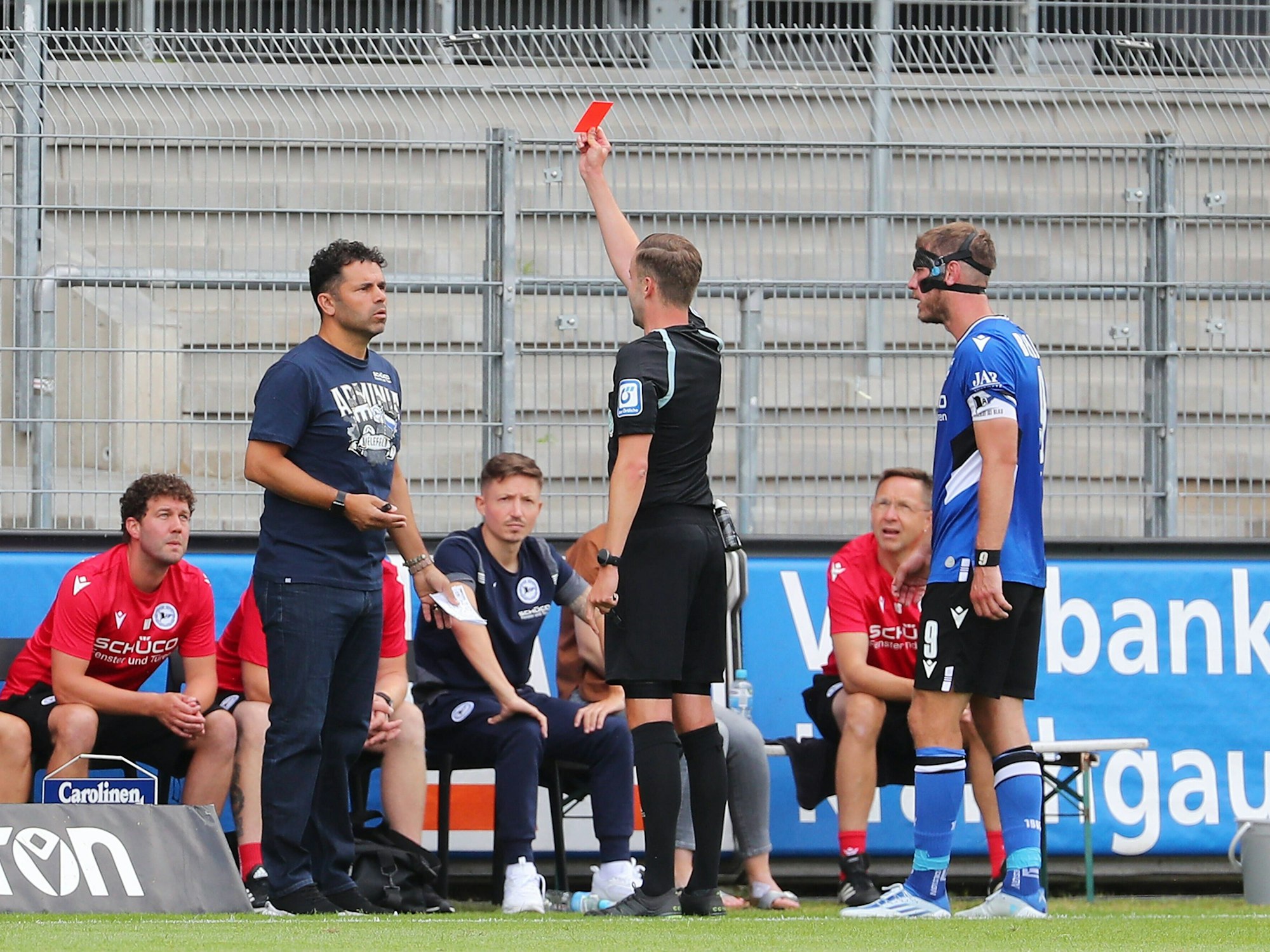 Michael Bacher (Mitte) spricht Uli Forte (links) einen Platzverweis aus.