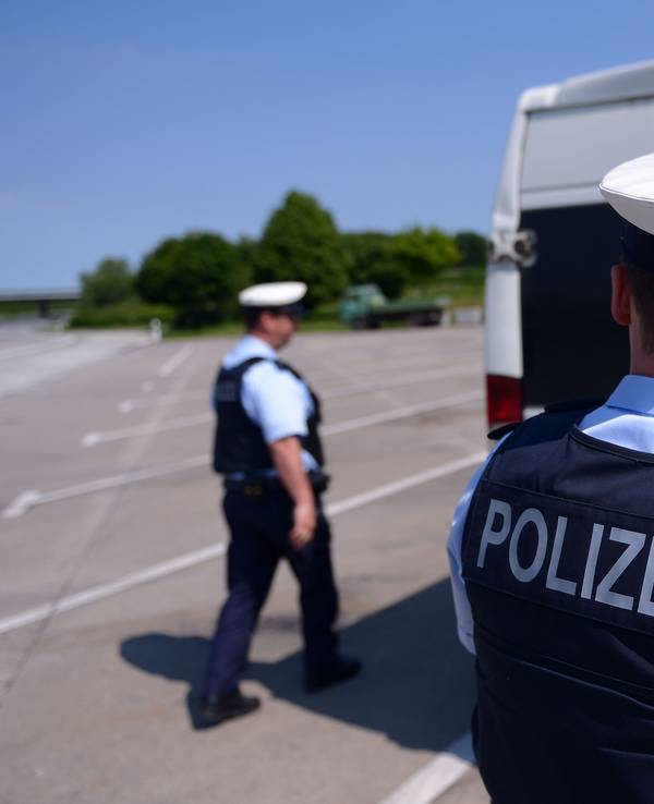 Polizisten der Bundespolizei kontrollieren am 07. Juni 2013 auf einem Parkplatz an der Autobahn A7 in der Nähe von Flensburg (Schleswig-Holstein) ein Fahrzeug.