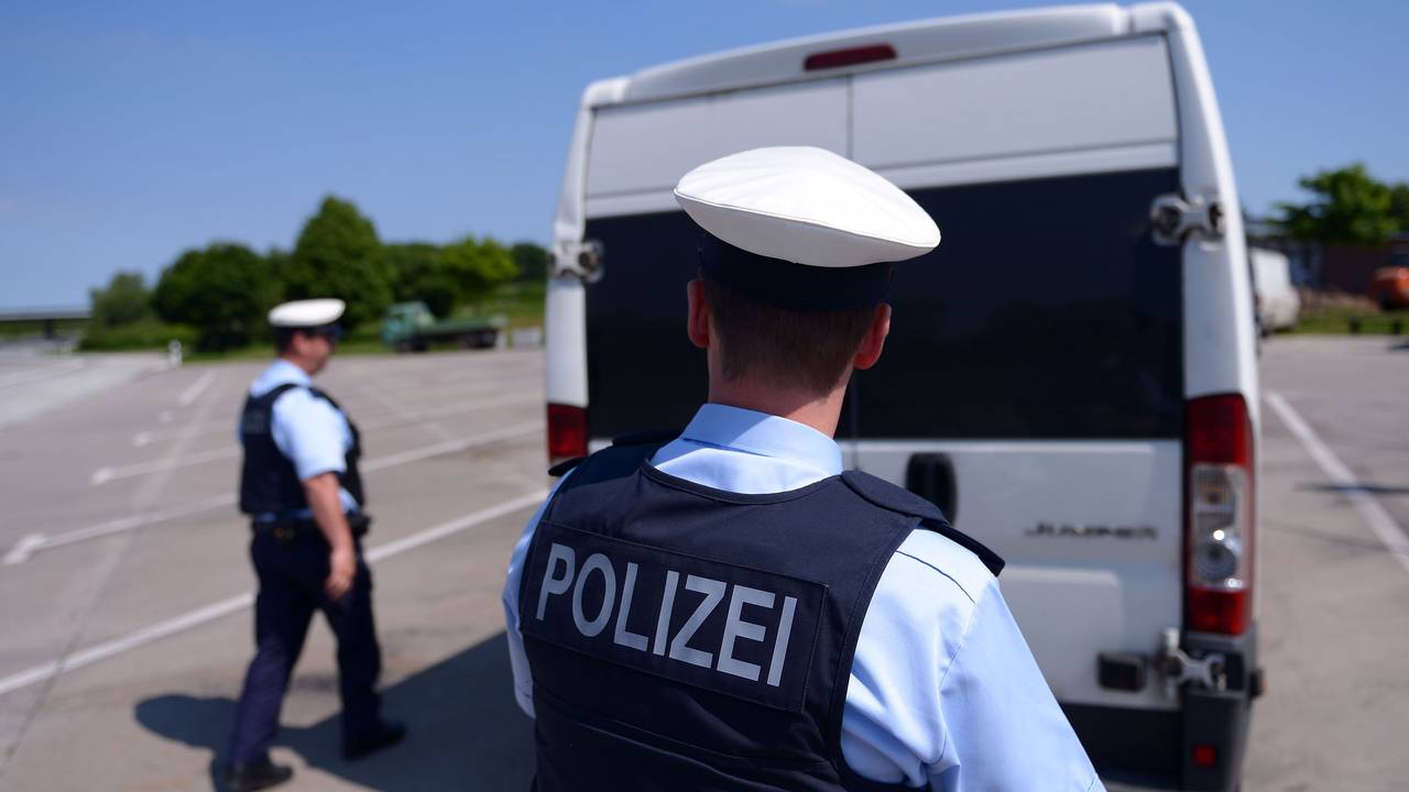 Polizisten der Bundespolizei kontrollieren am 07. Juni 2013 auf einem Parkplatz an der Autobahn A7 in der Nähe von Flensburg (Schleswig-Holstein) ein Fahrzeug.