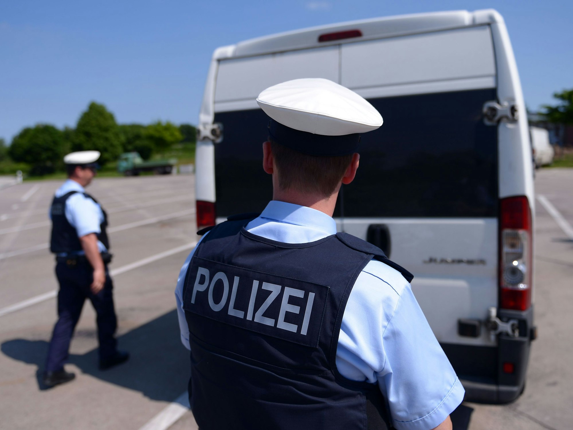 Polizisten der Bundespolizei kontrollieren am 07. Juni 2013 auf einem Parkplatz an der Autobahn A7 in der Nähe von Flensburg (Schleswig-Holstein) ein Fahrzeug.