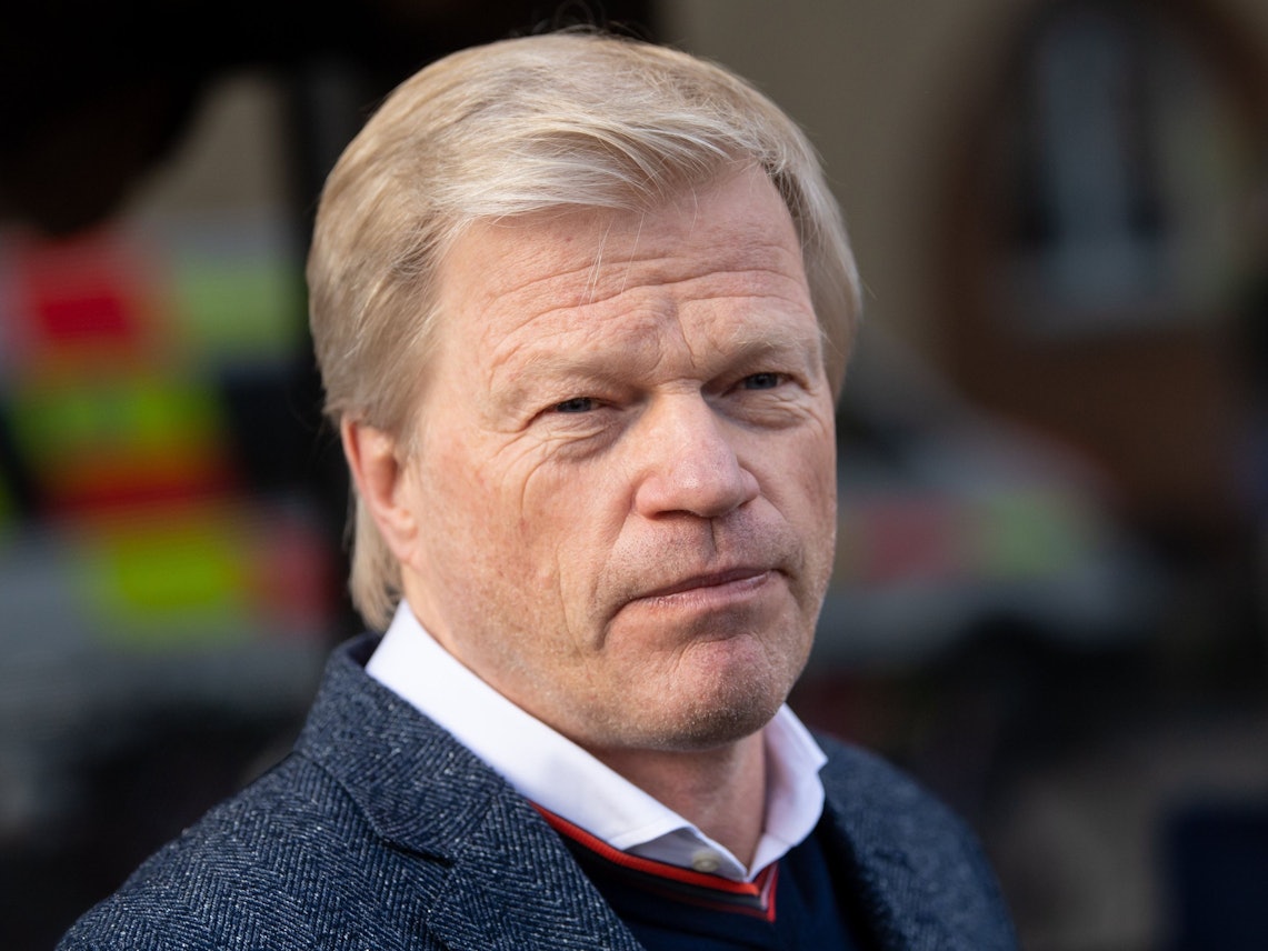 Oliver Kahn, Vorstandsvorsitzender der FC Bayern München AG, schaut am Wettersteinplatz in die Kamera.