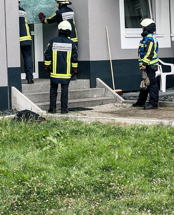 Feuerwehr Bochum am Einsatzort, wo ein Mann aus einem Mehrfamilienhaus auf ein Glasvordach stürzte.