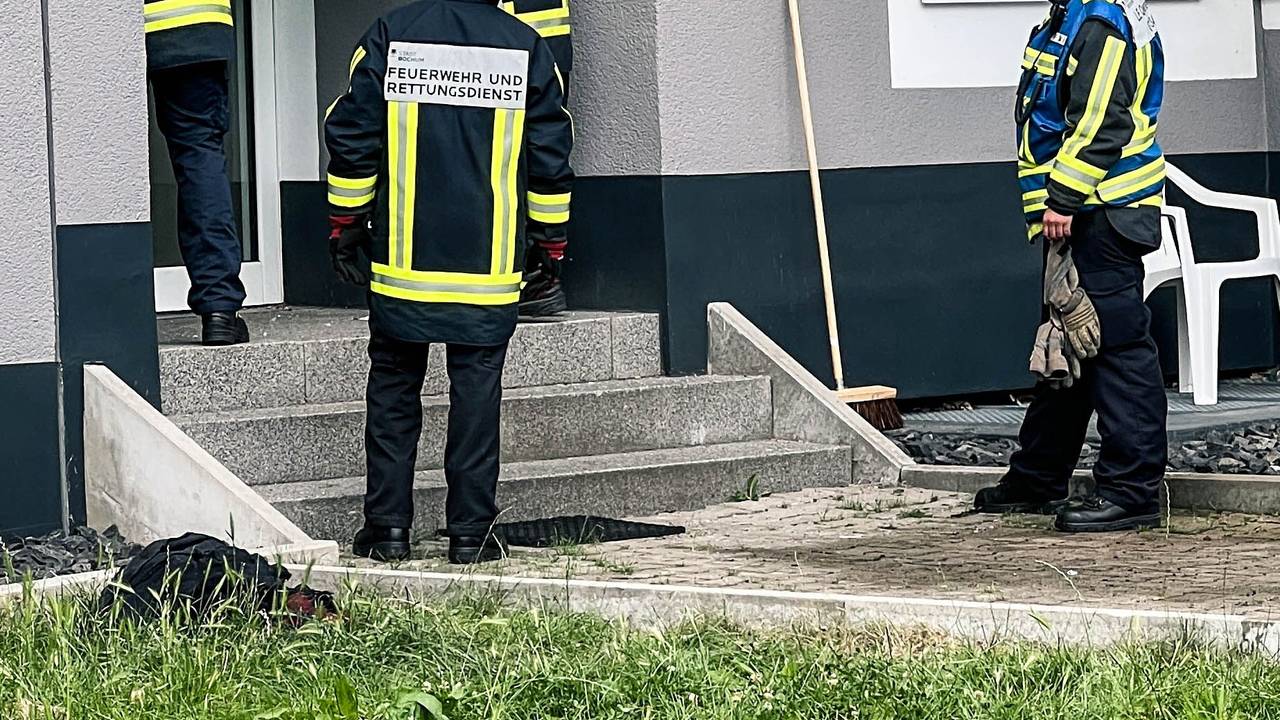 Feuerwehr Bochum am Einsatzort, wo ein Mann aus einem Mehrfamilienhaus auf ein Glasvordach stürzte.