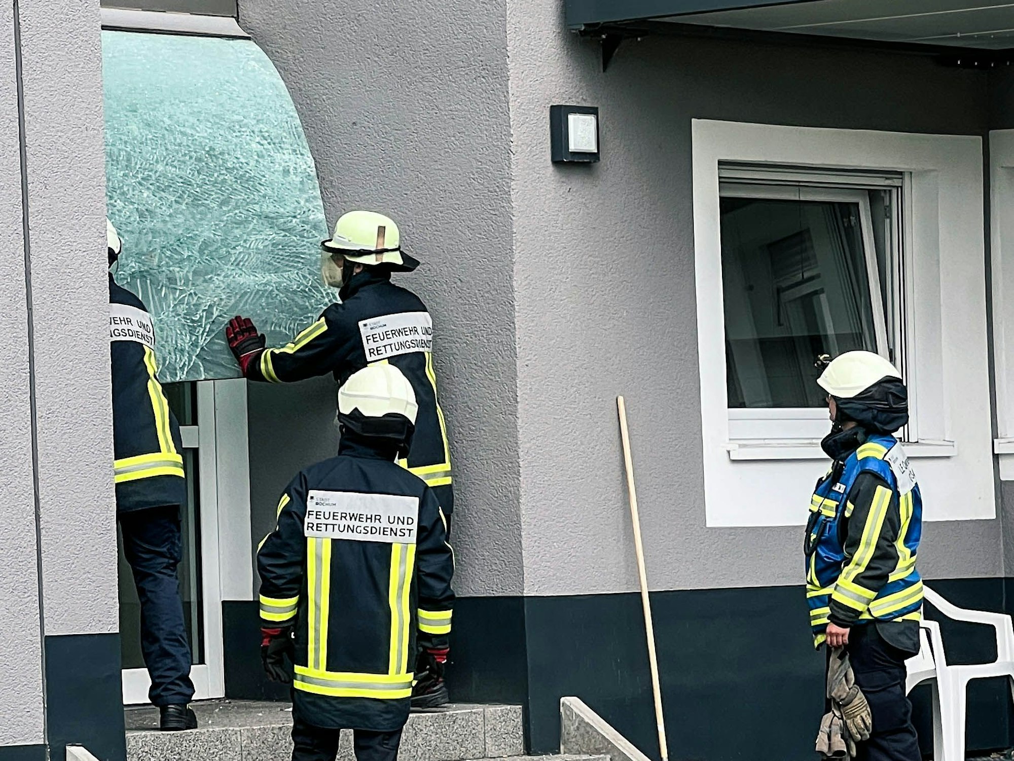 Feuerwehr Bochum am Einsatzort, wo ein Mann aus einem Mehrfamilienhaus auf ein Glasvordach stürzte.