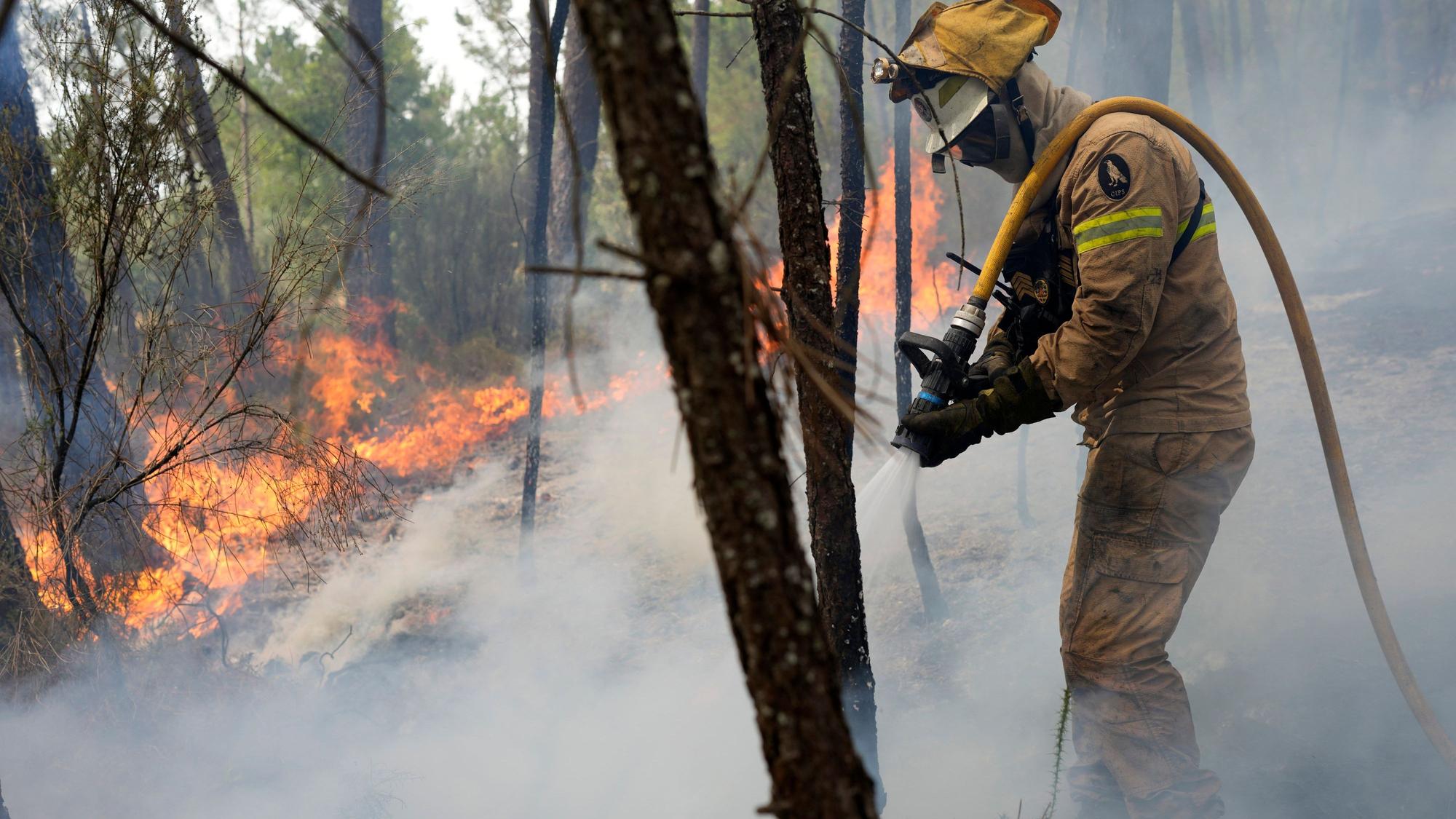 Feuerwehrleute der Nationalen Republikanischen Garde löschen einen Waldbrand in dem Dorf Rebolo in der Nähe von Ansiao in Zentralportugal.