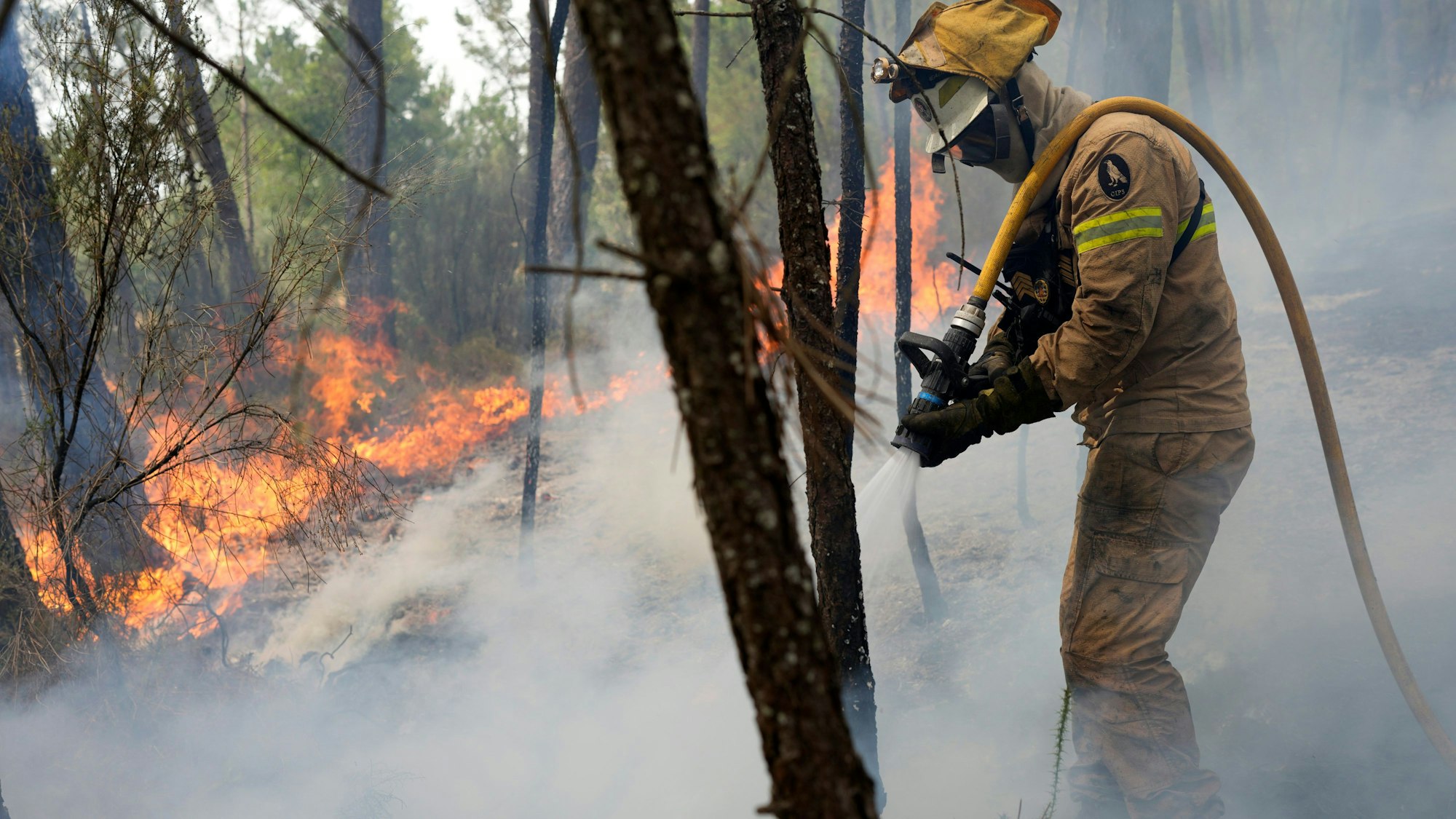 Feuerwehrleute der Nationalen Republikanischen Garde löschen einen Waldbrand in dem Dorf Rebolo in der Nähe von Ansiao in Zentralportugal.