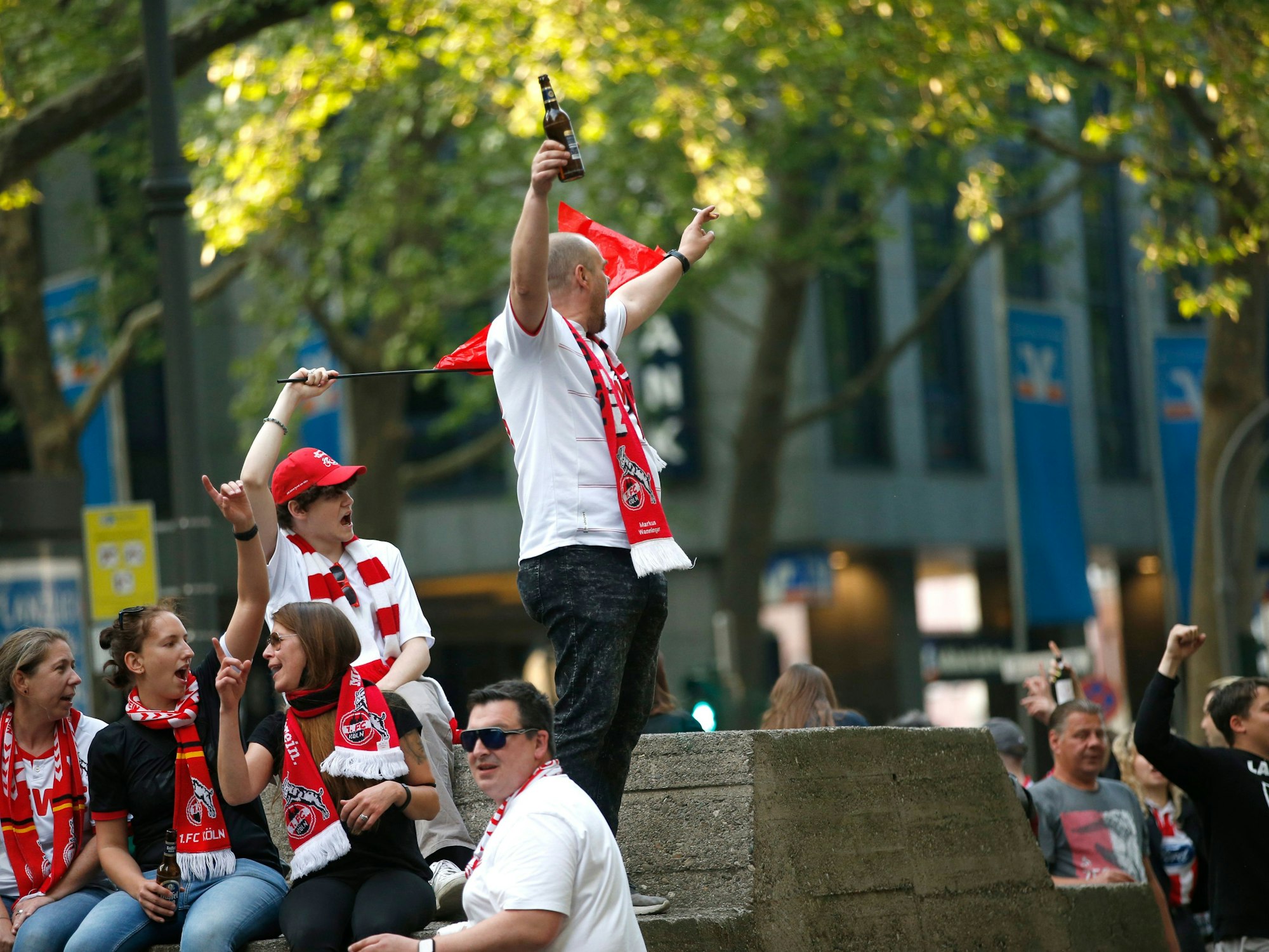 Fußball: Bundesliga, 1. FC Köln - VfL Wolfsburg, 33. Spieltag, nach dem Spiel im RheinEnergieStadion. Einige Fans des 1. FC Köln haben sich auf den Kölner Ringen getroffen um trotz der Niederlage gegen Wolfsburg den Einzug in einen europäischen Wettbewerb zu feiern. +++ dpa-Bildfunk +++