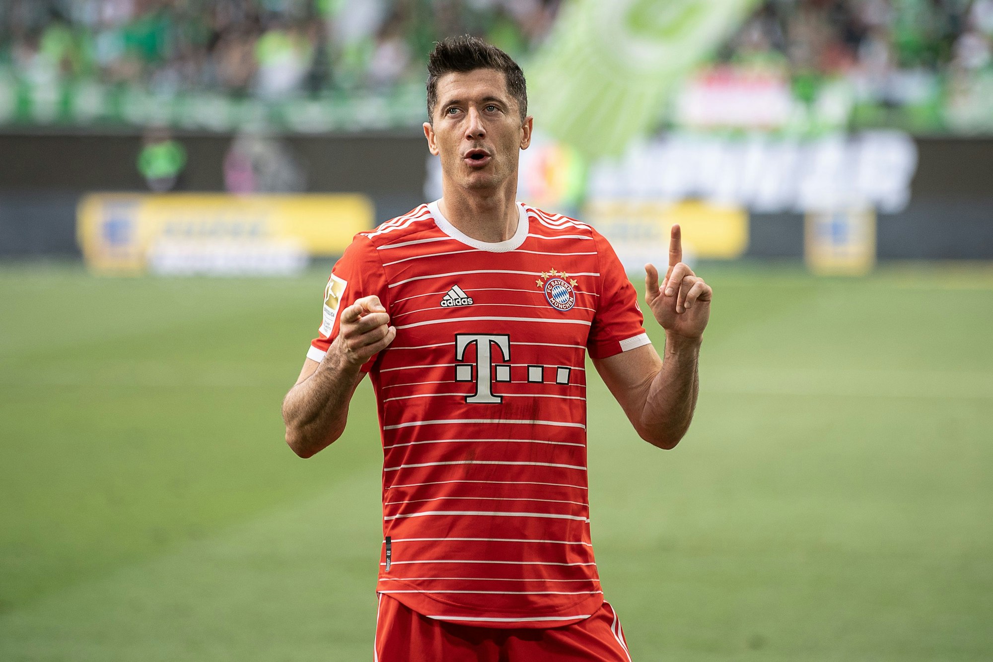 Münchens Robert Lewandowski steht nach dem Spiel auf dem Platz.
