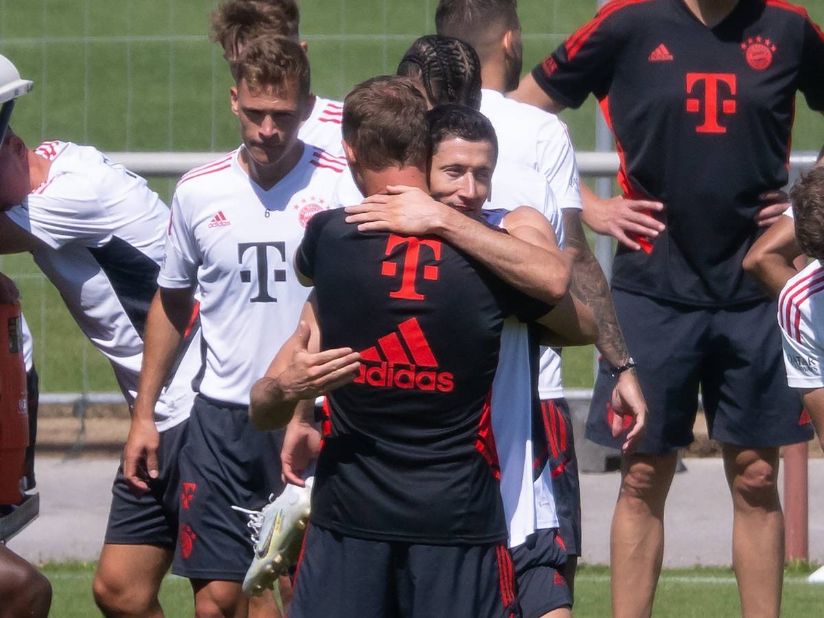 Robert Lewandowski und Trainer Julian Nagelsmann verabschieden sich am Ende des Trainings.